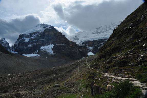 Trilha rumo às montanhas e geleiras, no Lake Louise, em Alberta, no Canadá